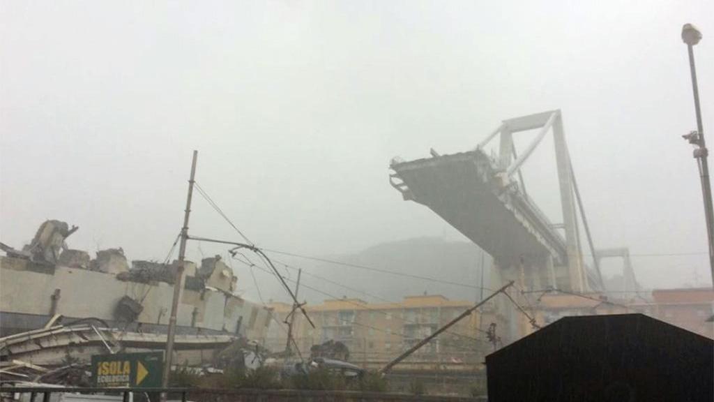 Un'immagine del Ponte Morandi crollato a Genova