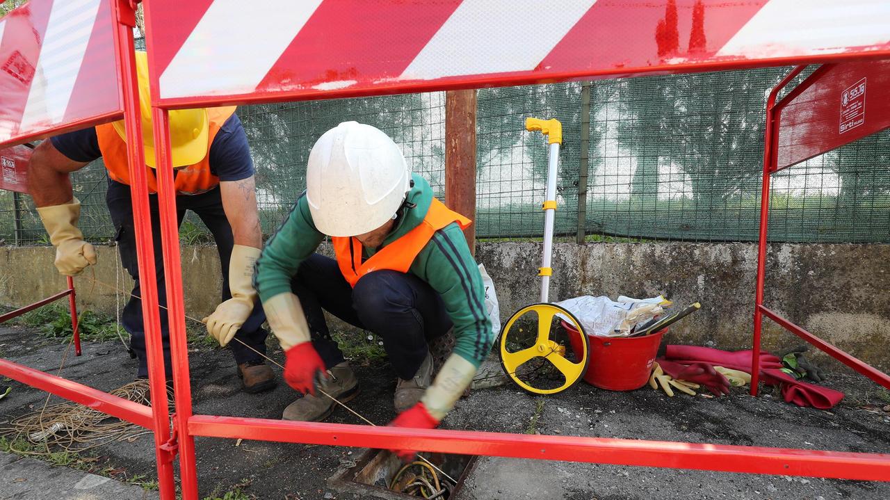 Un cantiere per la messa in opera della fibra ottica