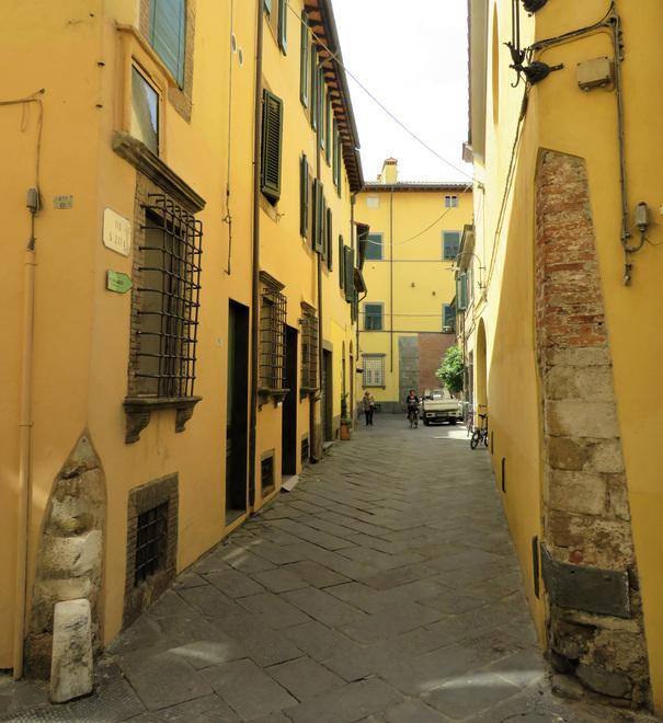 La santa più amata dai lucchesi e la via nascosta all’Anfiteatro 
