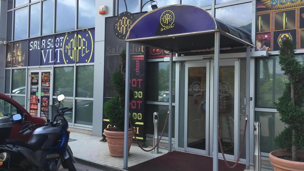 Entrano nella sala slot con caschi integrali e pistola: rapina da 5mila euro in Darsena a Pisa