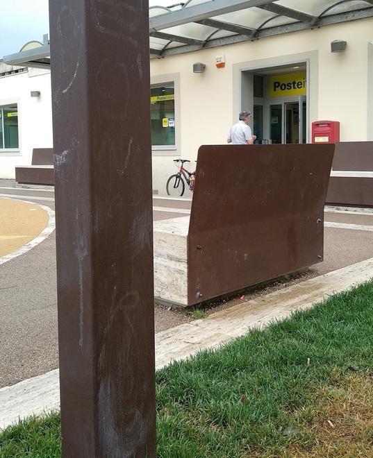 Scritte sui lampioni, baby-vandali multati 