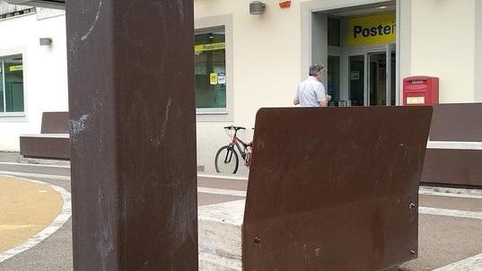Scritte sui lampioni, baby-vandali multati