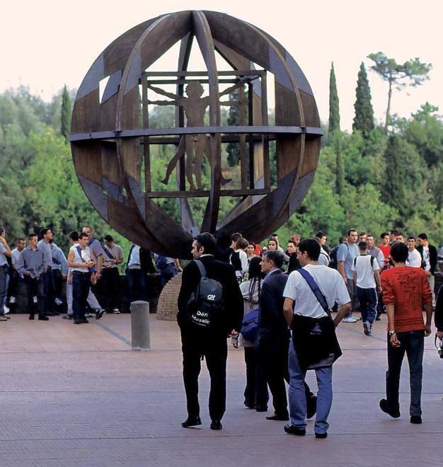 Turisti intorno all’Uomo Vitruviano di Vinci (foto d’archivio)