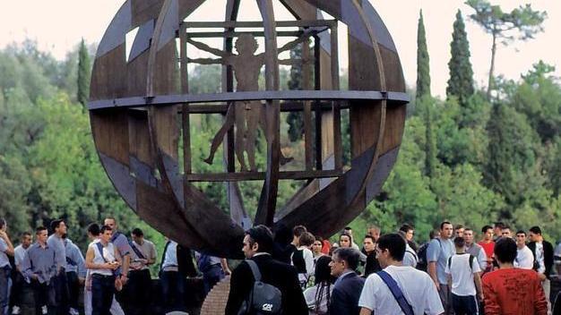 Turisti intorno all’Uomo Vitruviano di Vinci (foto d’archivio)