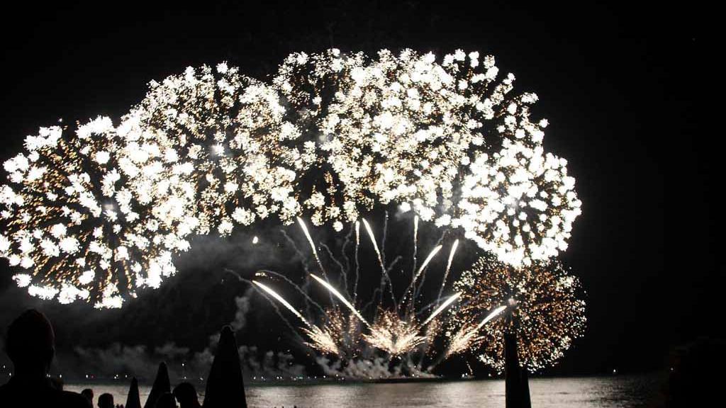 Via libera i fuochi d'artificio, un minuto di silenzio per la tragedia di Genova