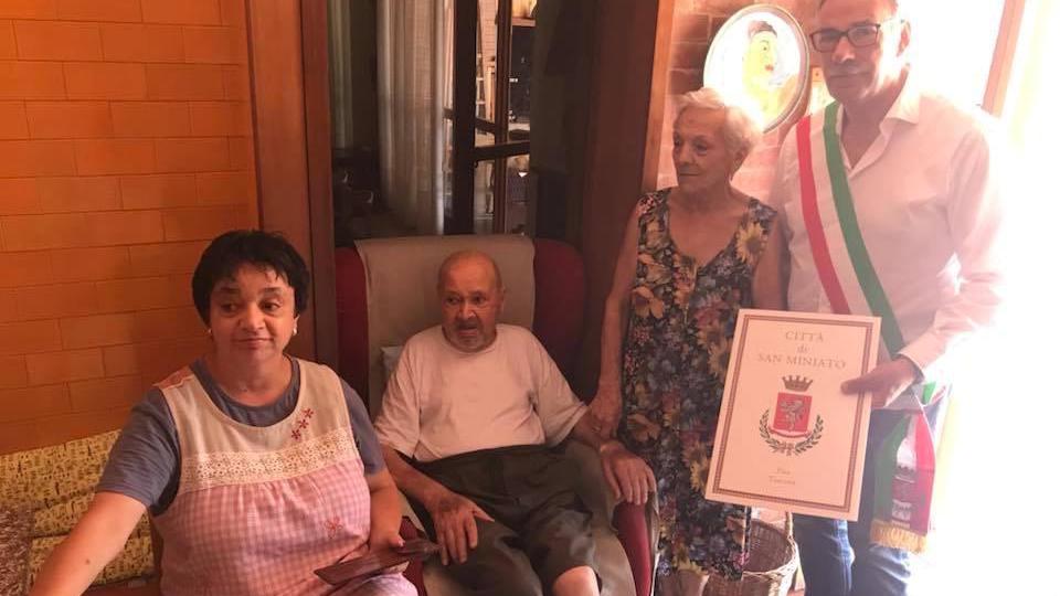 Il sindaco Gabbanini con Marino Caponi, nipote di Amaddio