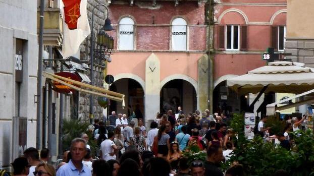 Via dalla spiaggia: centro storico preso d’assalto