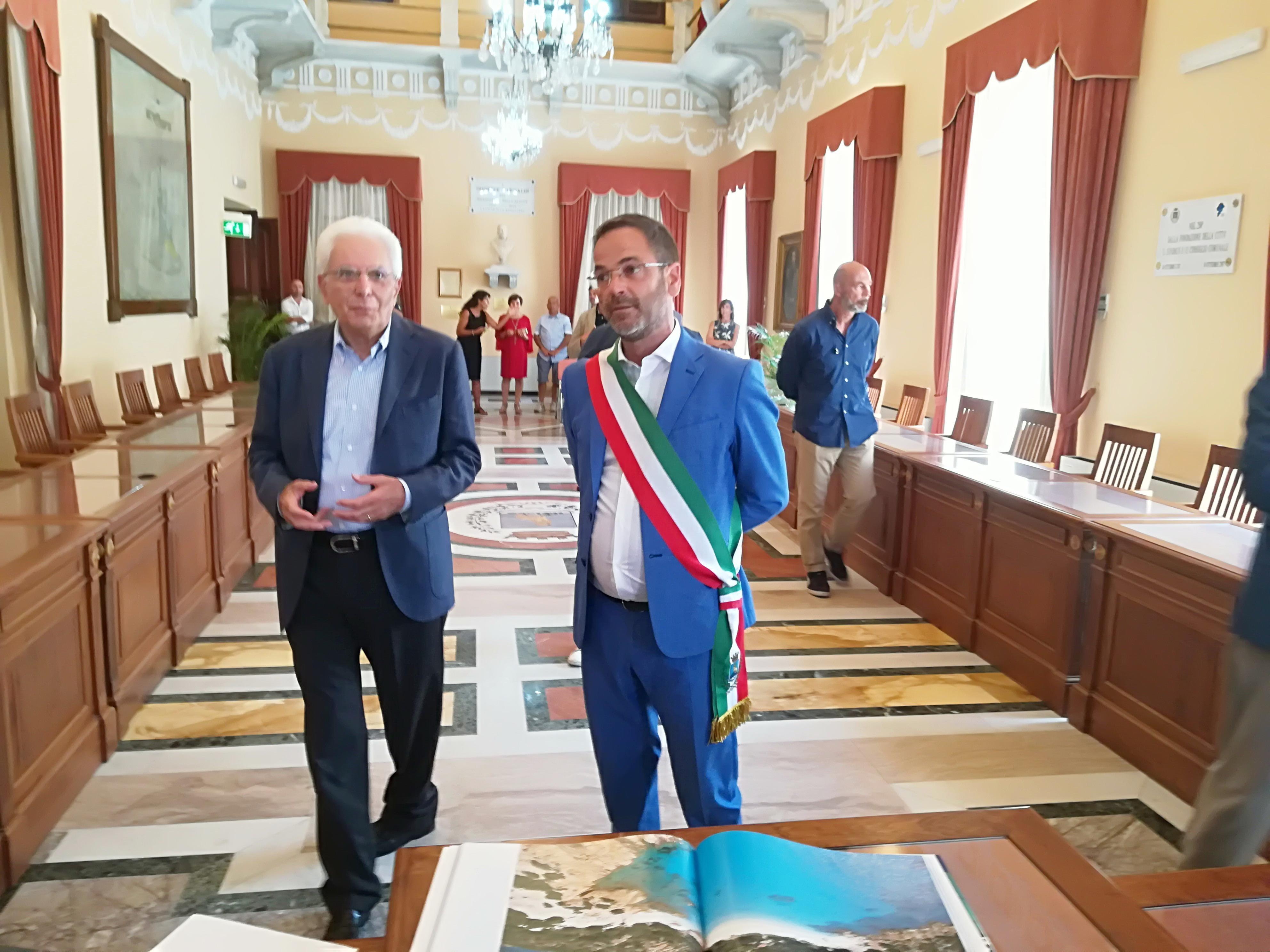 Il presidente Mattarella in municipio alla Maddalena col sindaco Montella (foto Andrea Nieddu)