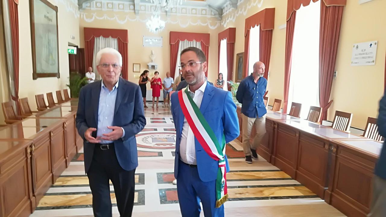 Il presidente Mattarella in municipio alla Maddalena col sindaco Montella (foto Andrea Nieddu)