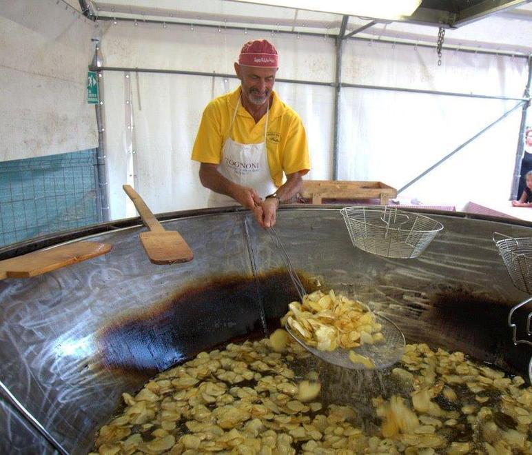 Il padellone è pronto a friggere quintali di patate
