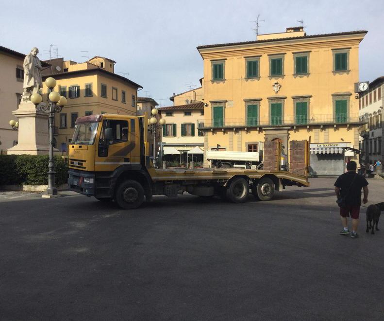 Spunta una ruspa in piazza, via al cantiere all’ombra di Montanelli 