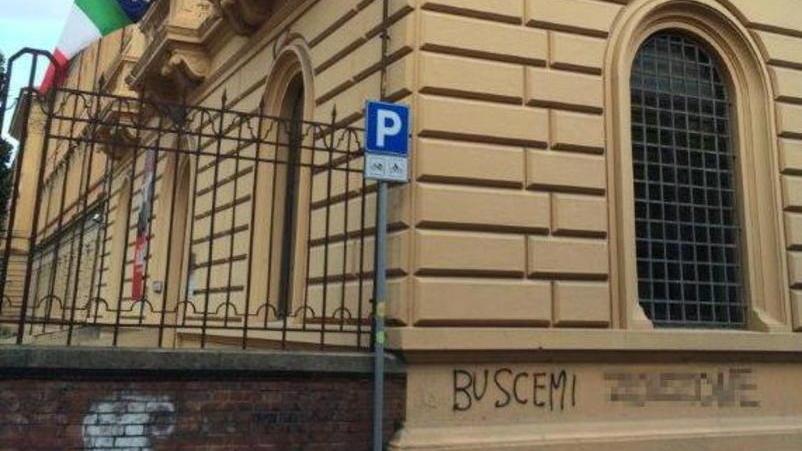 Offese contro Buscemi e vandalismi