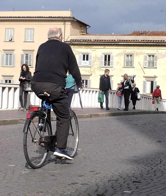 Insegue un ladro di bici e viene malmenato