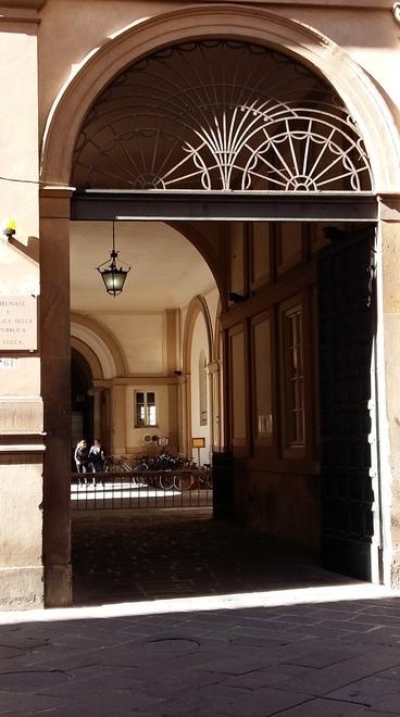 Maltratta la compagna e picchia due poliziotti 