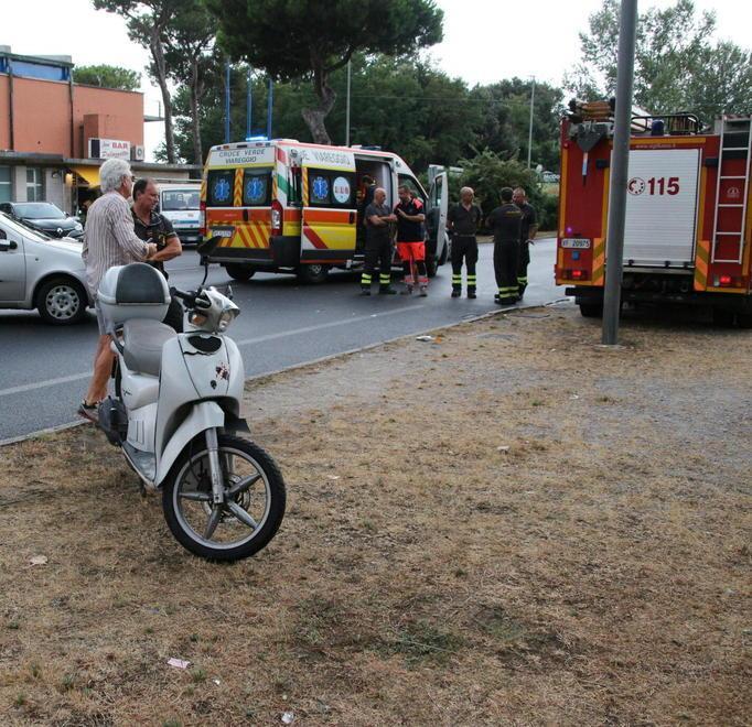Freno conficcato nella coscia dopo lo schianto auto-scooter 