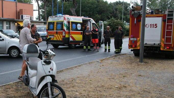 Freno conficcato nella coscia dopo lo schianto auto-scooter