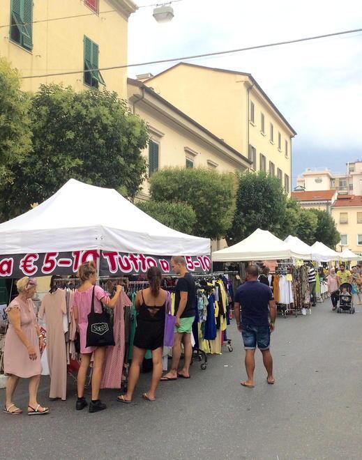 Tutto fuori dai negozi la Fiera dello Sbaracco cresce con 90 banchi 