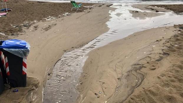 Acqua maleodorante dalla spiaggia al mare scoperti allacci abusivi