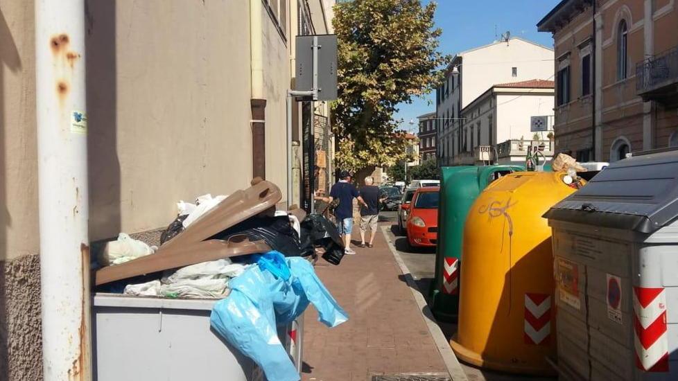 Salta il ritiro dei rifiuti e il caldo fa il resto
