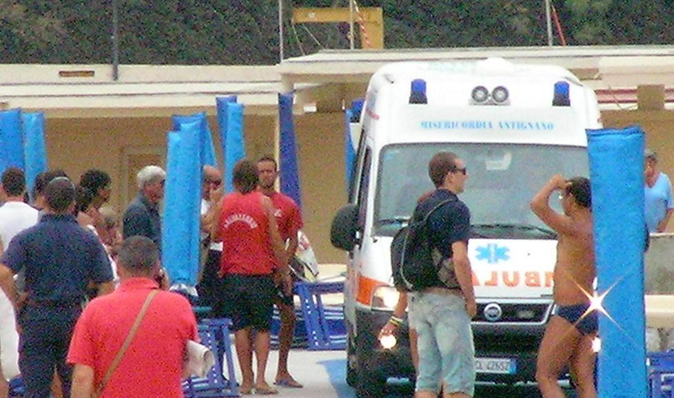 Eroe a 14 anni, salva la vita all’amico che ha ingoiato la cannuccia dell’Estathè 
