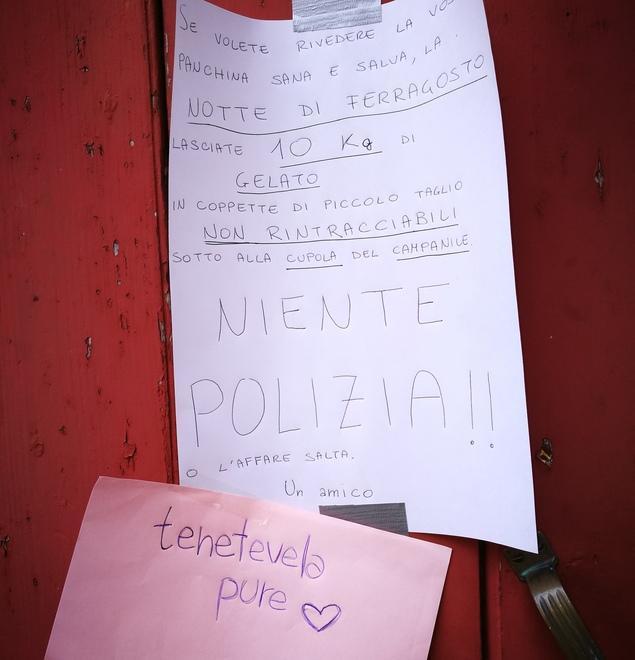 “Sequestrano” una panchina e chiedono 10 kg di gelato 