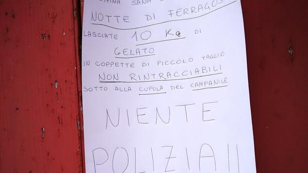 “Sequestrano” una panchina e chiedono 10 kg di gelato