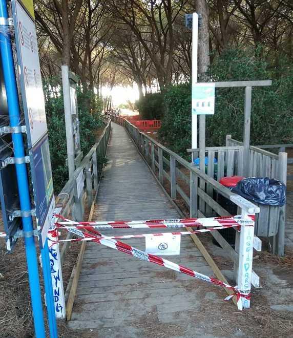 Si ferisce un piede con una bomba a mano mentre fa il bagno 