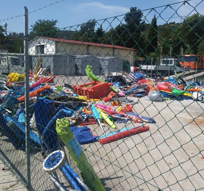 Sedie, sdraio e ombrelloni nel deposito del Comune 