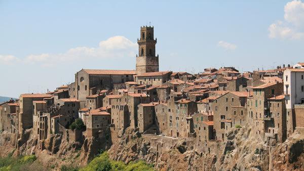 Via piante ed erbacce dal tufo Il borgo tornerà a risplendere 