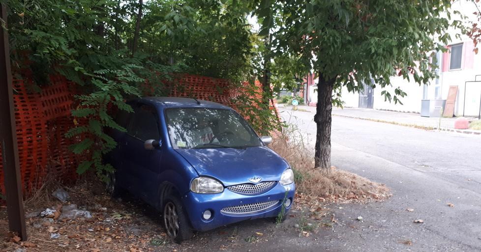 Una microcar abbandonata 