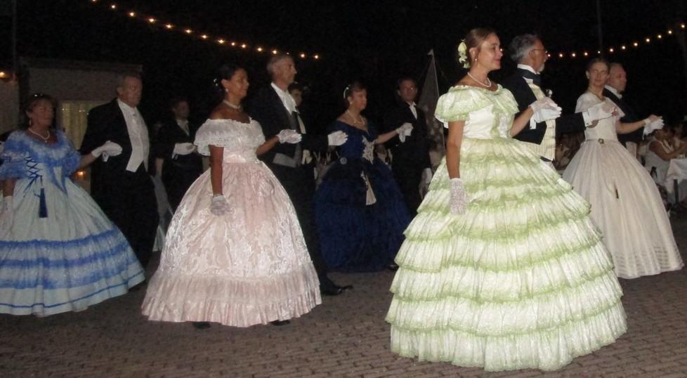 A San Martino cena in bianco con balli per le donne