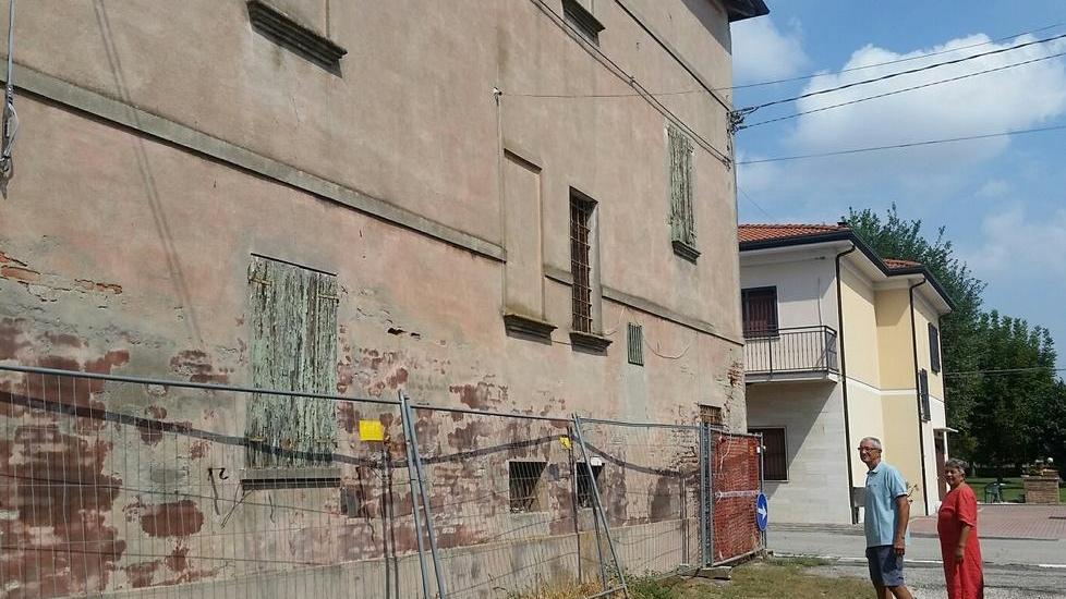 Per l’edificio abbandonato c’è il richiamo del parroco
