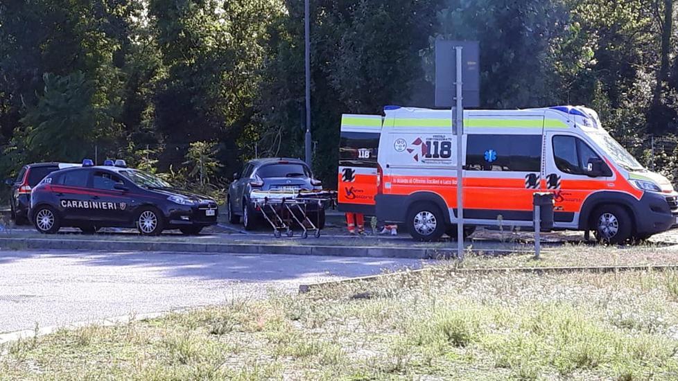 Ha un malore in bicicletta Urta un’auto, si ferisce e sviene 