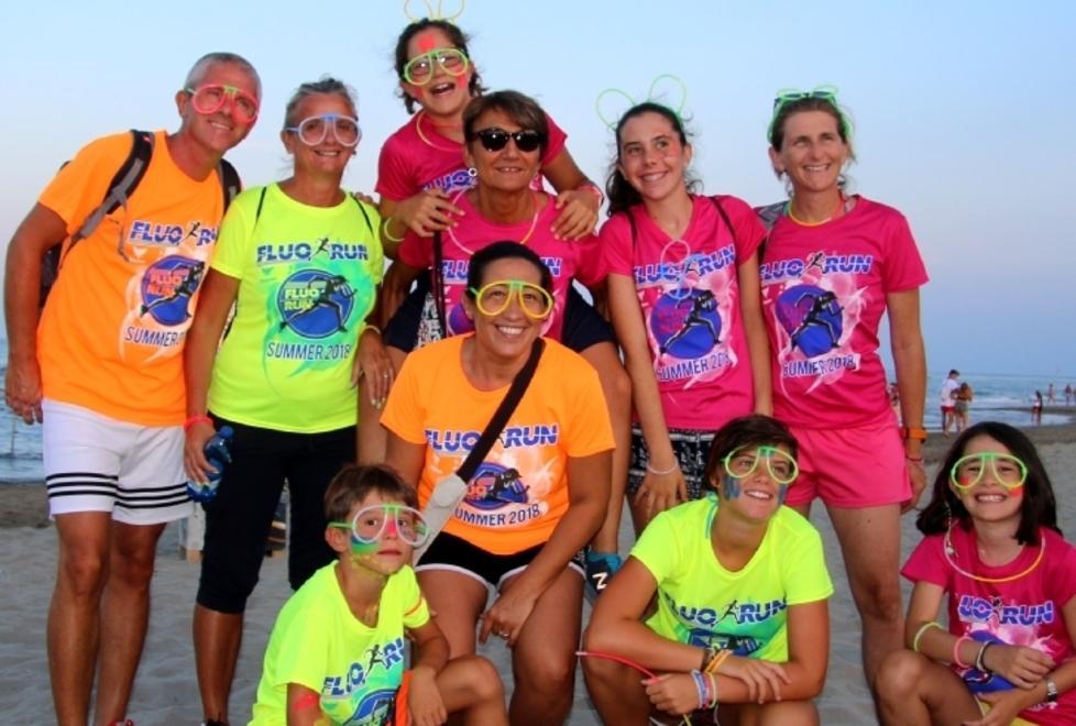 Tripudio di colori in spiaggia In duemila alla Fluo Run 