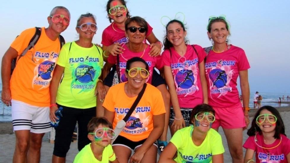 Tripudio di colori in spiaggia In duemila alla Fluo Run