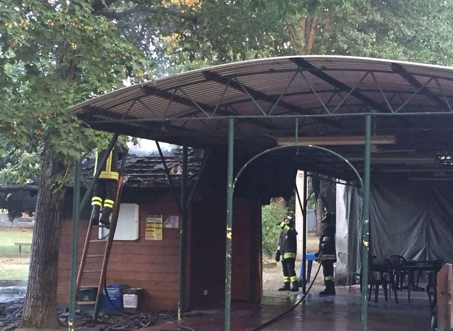 Le fiamme distruggono il chiosco bar esterno del Circolo La Centrale
