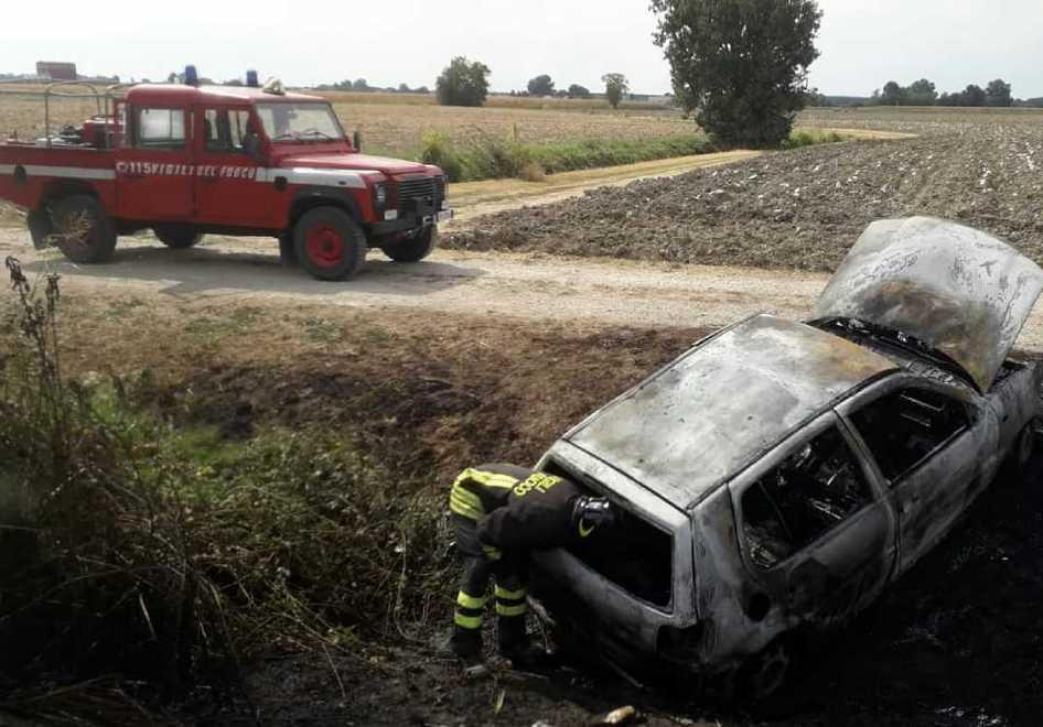 Auto a gpl cade nel fosso e si incendia La variante alla Sp62 chiusa per ore