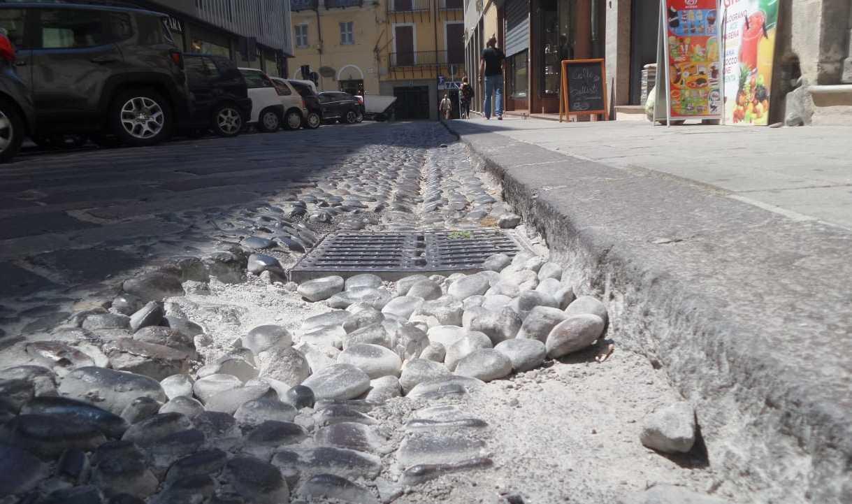 Saltano i sanpietrini in via Battisti