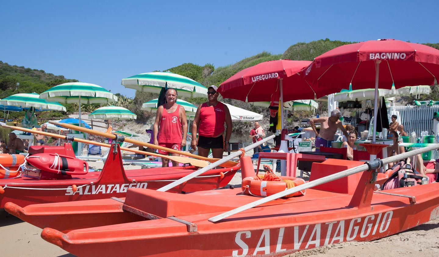 Il pedalò va a fondo: in salvo i sei naufraghi 