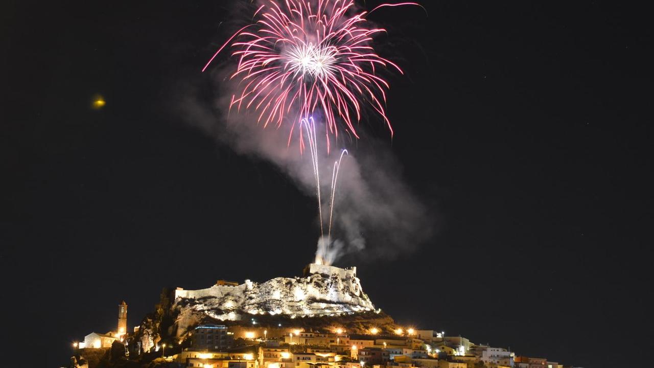 Fuochi d'artificio a Castelsardo (foto Pino Doro)