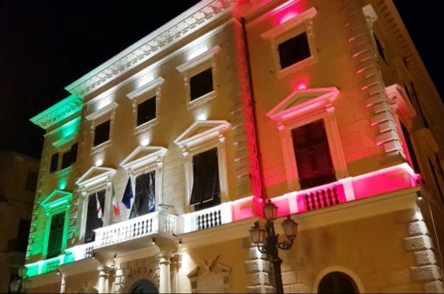 Mattarella versione turista mare e relax con i familiari 