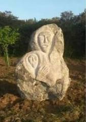 Le sculture in granito di Tola davanti al laghetto Santa Degna