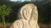 Le sculture in granito di Tola davanti al laghetto Santa Degna
