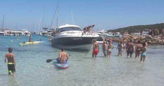 Yacht imbarca acqua, la Capitaneria lo fa adagiare in spiaggia