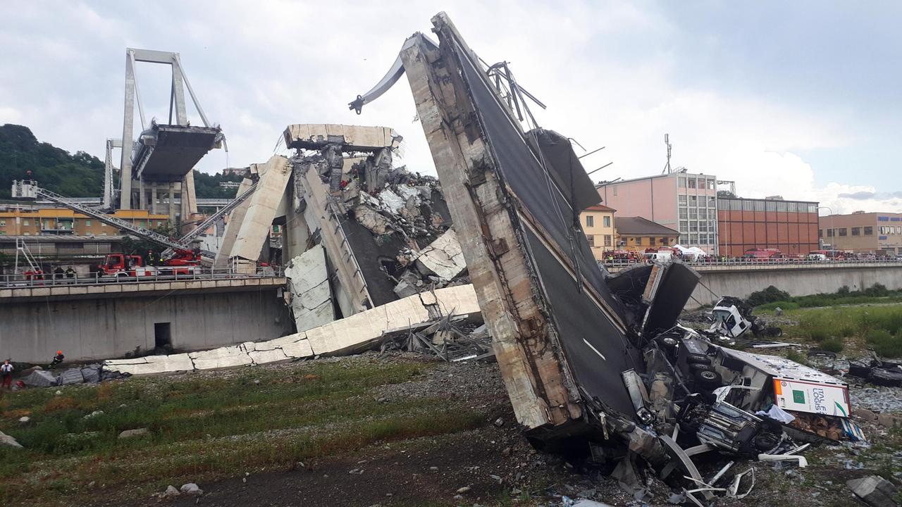 Crollo del ponte Morandi, strage sull'autostrada a Genova: 39 morti 