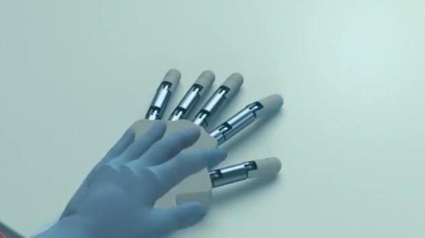 Il cervello "sente" la mano artificiale come sua, è la prima volta
