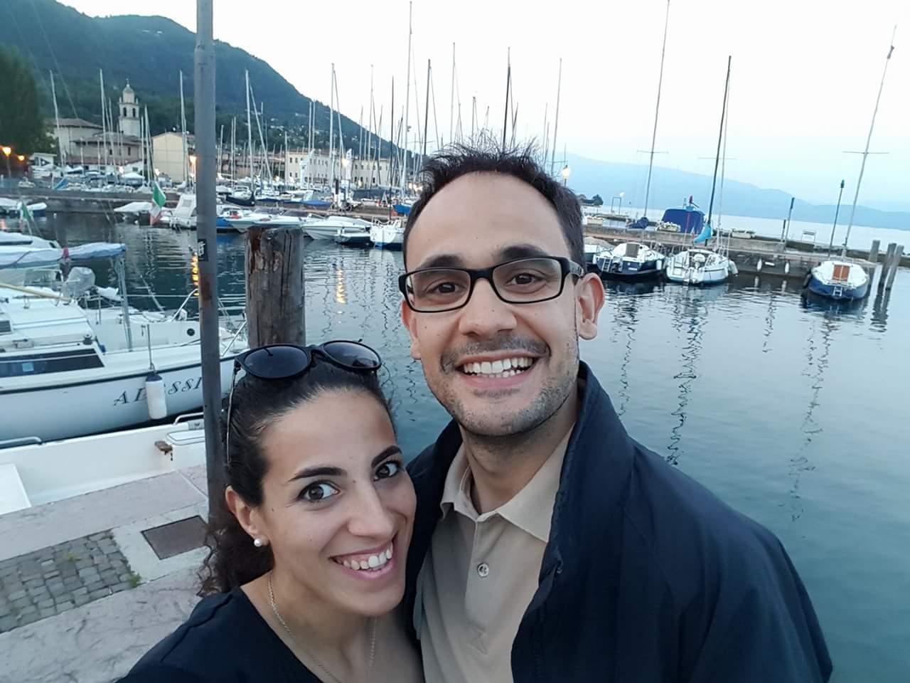 Alberto Fanfani sorridente con la compagna Marta Danisi
