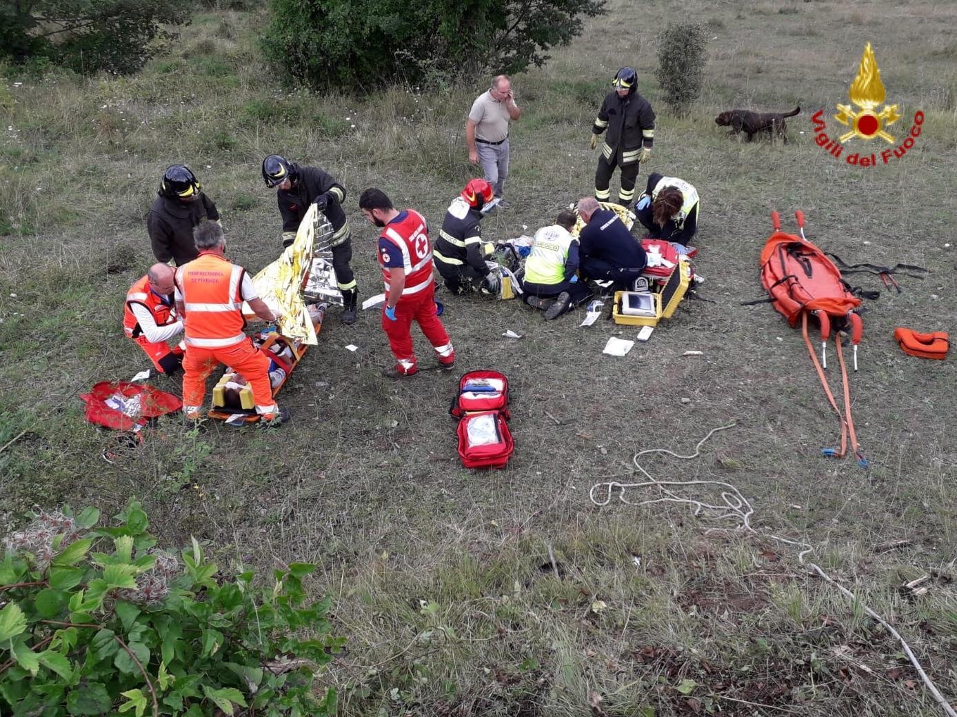 Sette ciclisti finiscono fuori strada, ferito gravemente un giovane di 19 anni