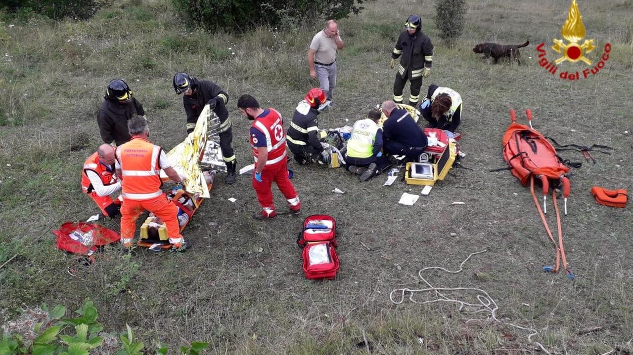 Sette ciclisti finiscono fuori strada, ferito gravemente un giovane di 19 anni