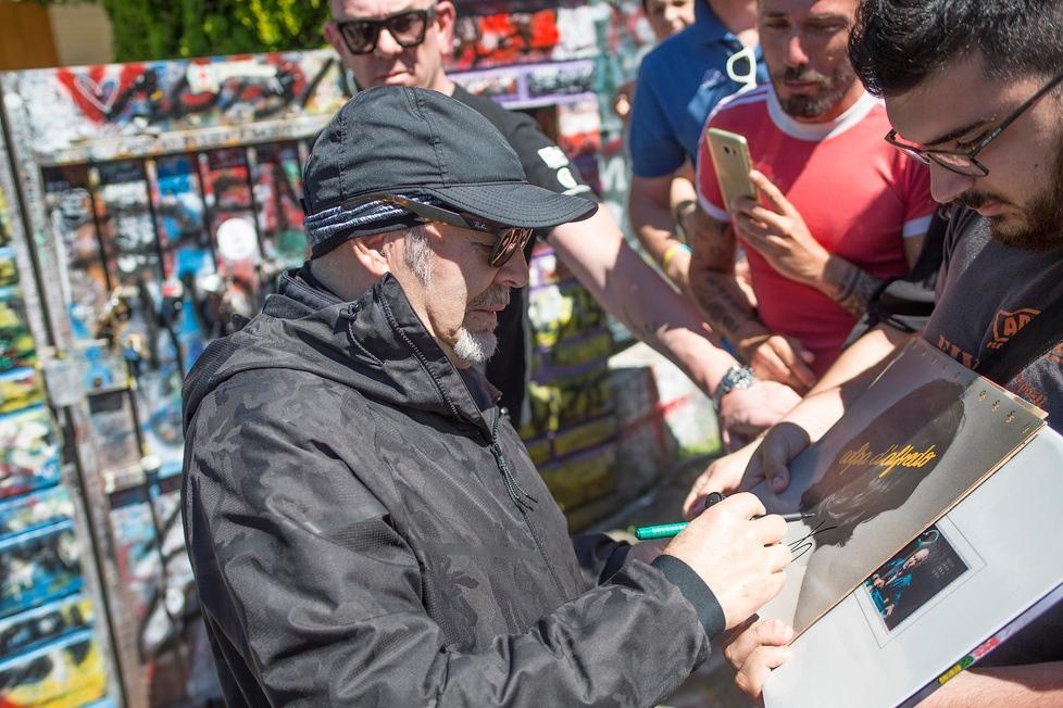 Vasco firma autografi ai fan davanti alla sua casa di Zocca